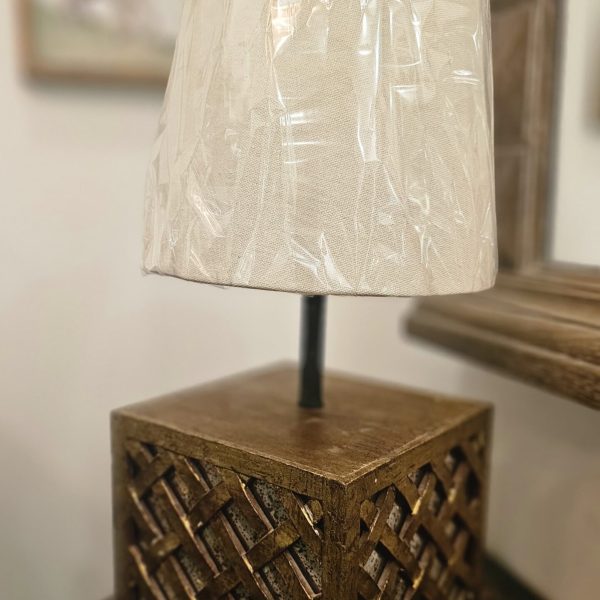 Rounded lamp with a golden square base